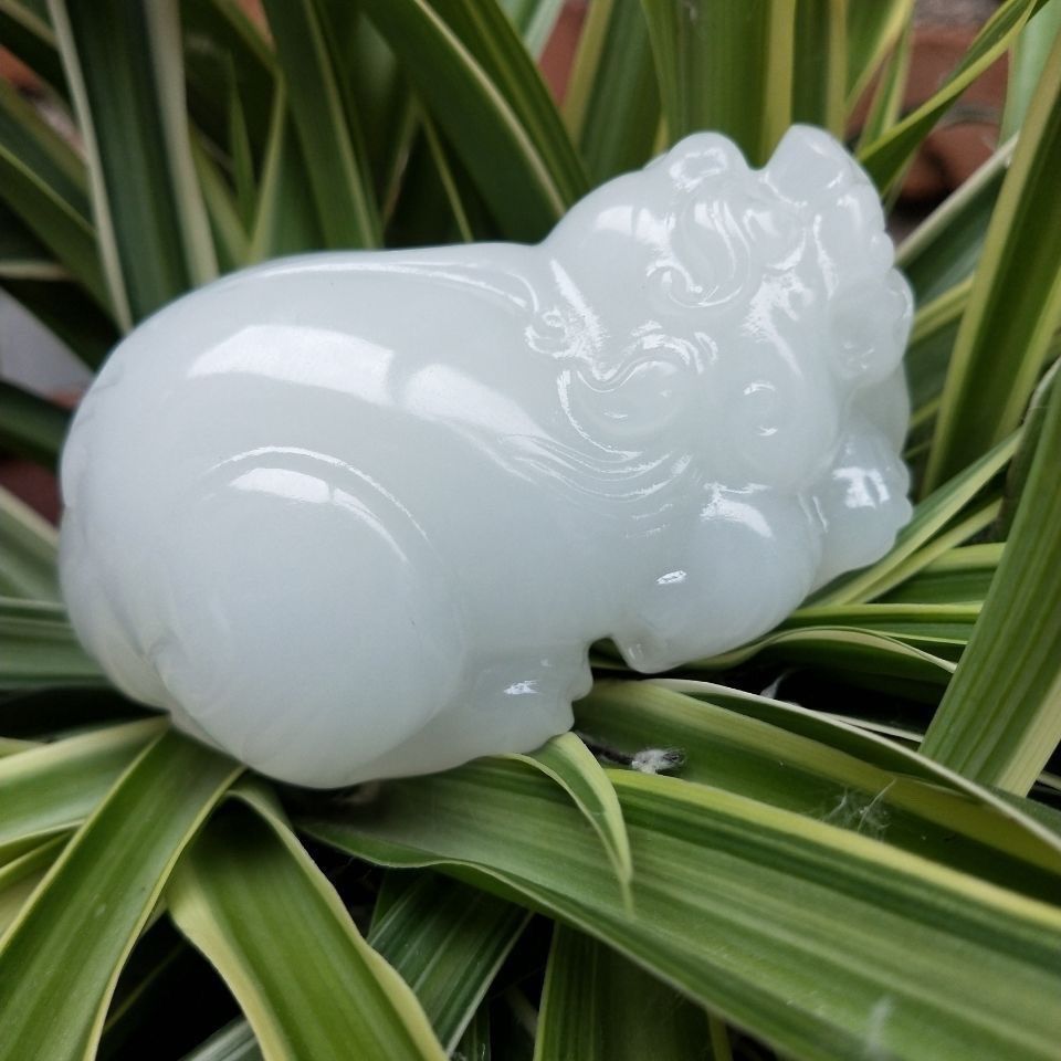 Natural Lantian jade, marble and white jade carving, Pixiu Ruibeast lucky hand handle, suitable for relatives and elders to place jade