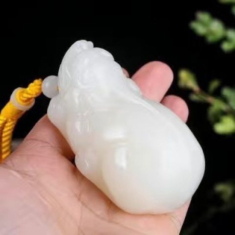 Natural Lantian jade, marble and white jade carving, Pixiu Ruibeast lucky hand handle, suitable for relatives and elders to place jade