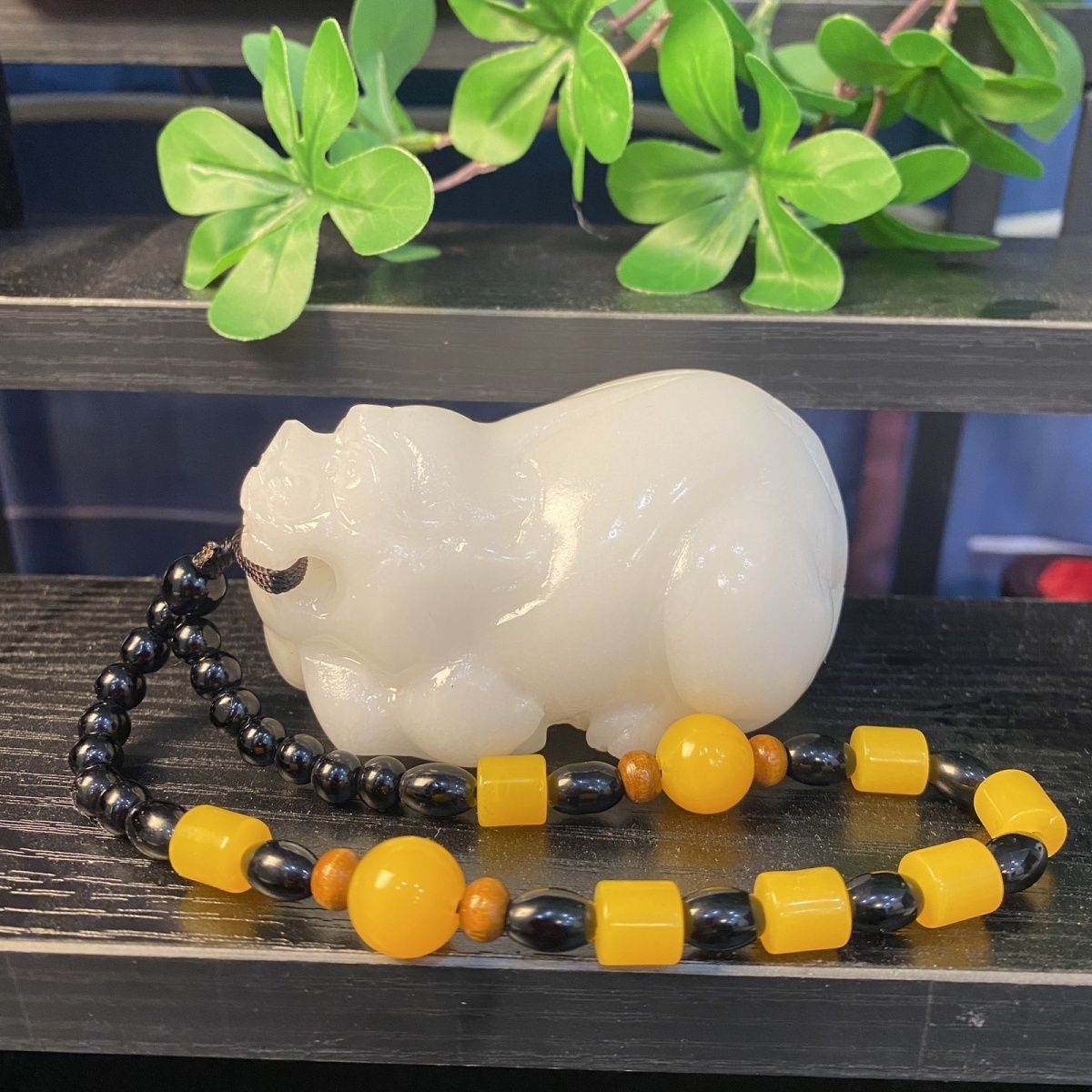 Natural Lantian jade, marble and white jade carving, Pixiu Ruibeast lucky hand handle, suitable for relatives and elders to place jade