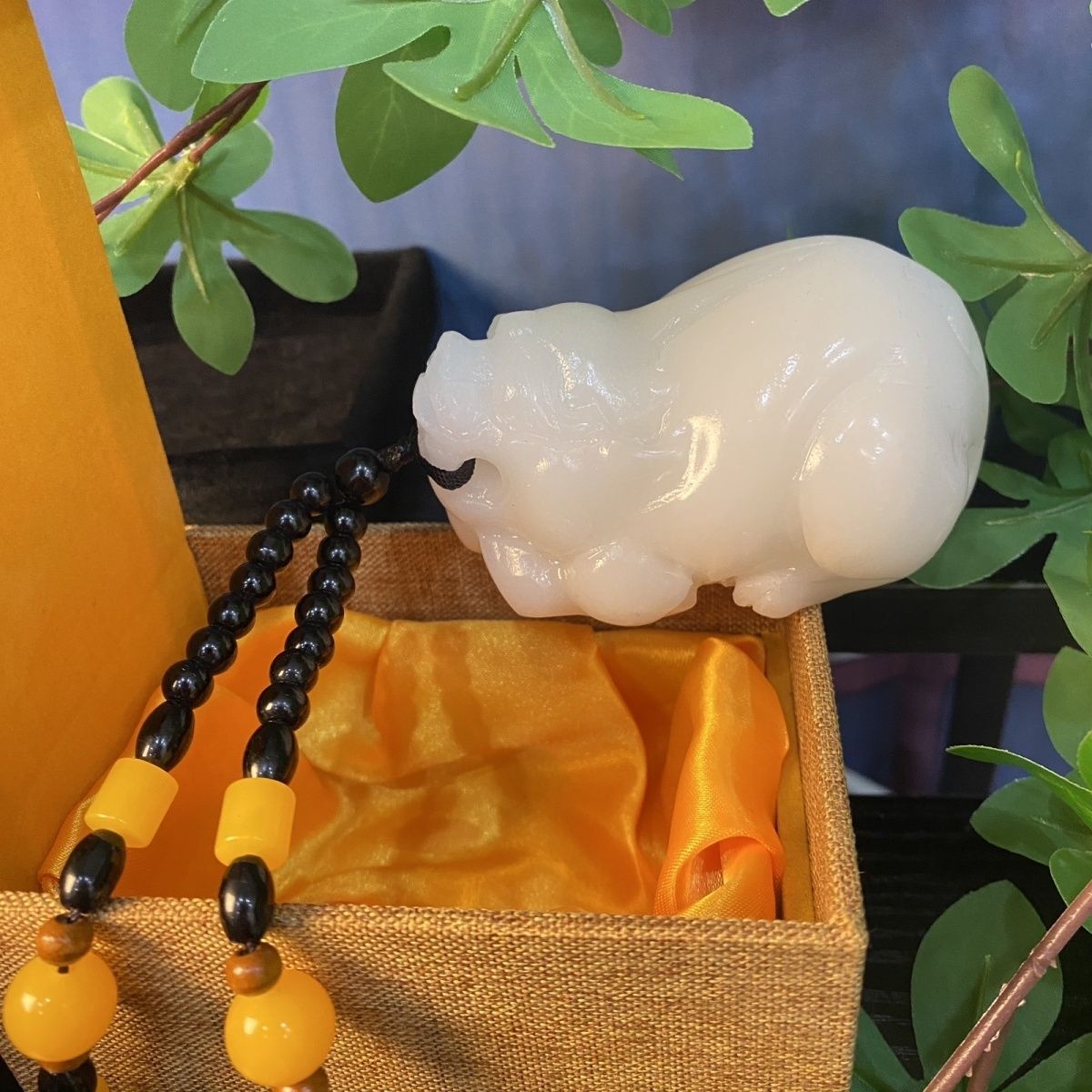 Natural Lantian jade, marble and white jade carving, Pixiu Ruibeast lucky hand handle, suitable for relatives and elders to place jade